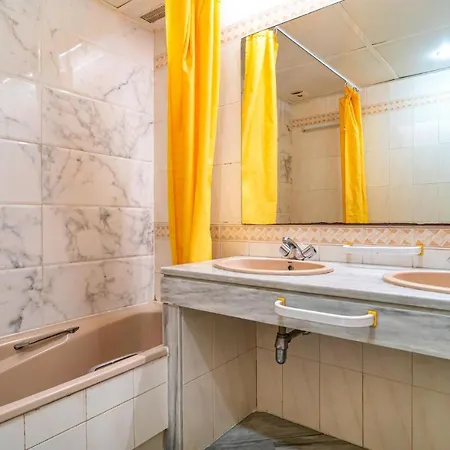Amazing In With Outdoor Swimming Pool, Wifi And 2 Bedrooms